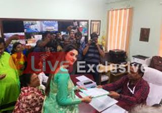 বারাসাতে মনোনয়ন পত্র জমা দিলেন বসিরহাট লোকসভা কেন্দ্রের তৃণমূল কংগ্রেসের প্রার্থী নুসরত জাহান।
