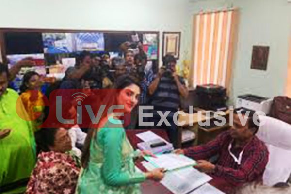 বারাসাতে মনোনয়ন পত্র জমা দিলেন বসিরহাট লোকসভা কেন্দ্রের তৃণমূল কংগ্রেসের প্রার্থী নুসরত জাহান।